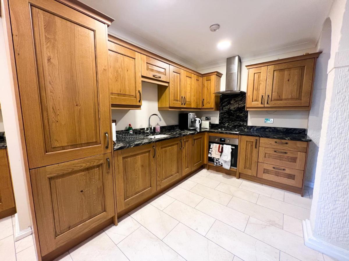 Spacious Flat Sleeps 8 Near Princes Street เอดินบะระ ภายนอก รูปภาพ