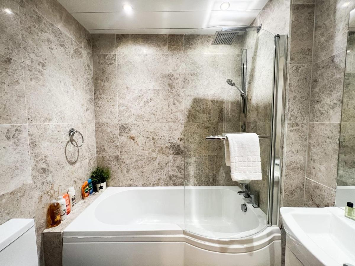 Spacious Flat Sleeps 8 Near Princes Street เอดินบะระ ภายนอก รูปภาพ