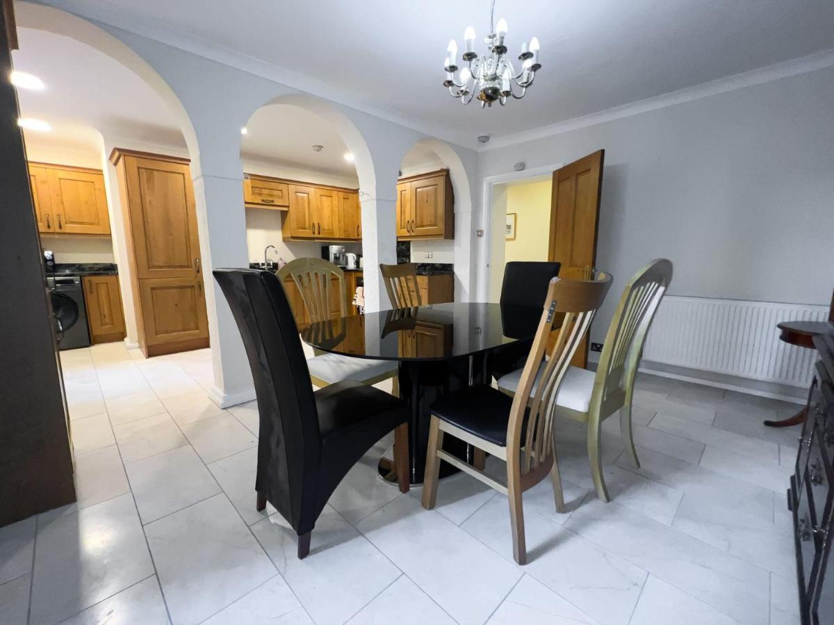Spacious Flat Sleeps 8 Near Princes Street เอดินบะระ ภายนอก รูปภาพ