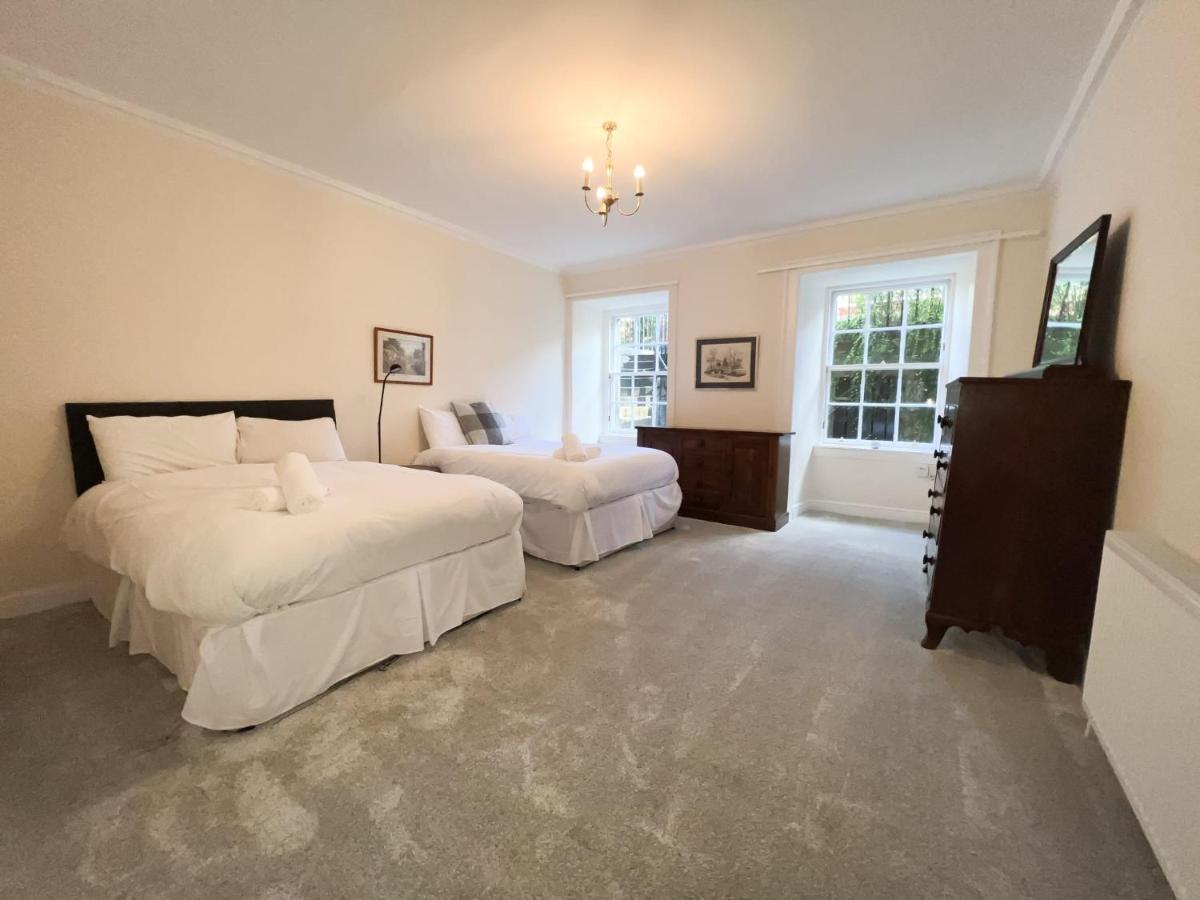 Spacious Flat Sleeps 8 Near Princes Street เอดินบะระ ภายนอก รูปภาพ