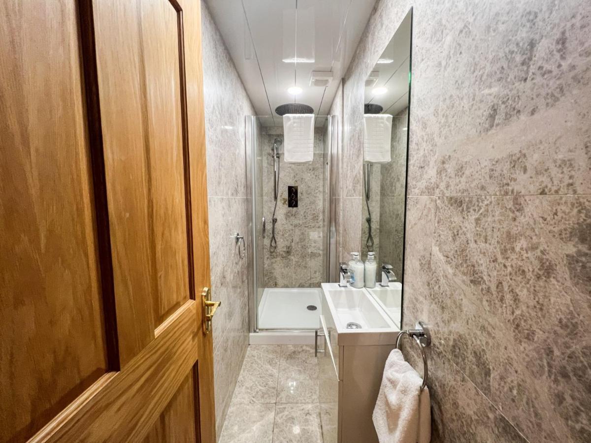 Spacious Flat Sleeps 8 Near Princes Street เอดินบะระ ภายนอก รูปภาพ