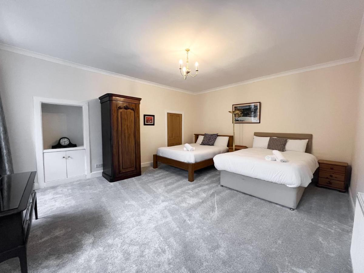 Spacious Flat Sleeps 8 Near Princes Street เอดินบะระ ภายนอก รูปภาพ