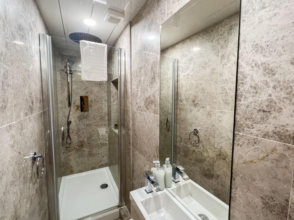 Spacious Flat Sleeps 8 Near Princes Street เอดินบะระ ภายนอก รูปภาพ