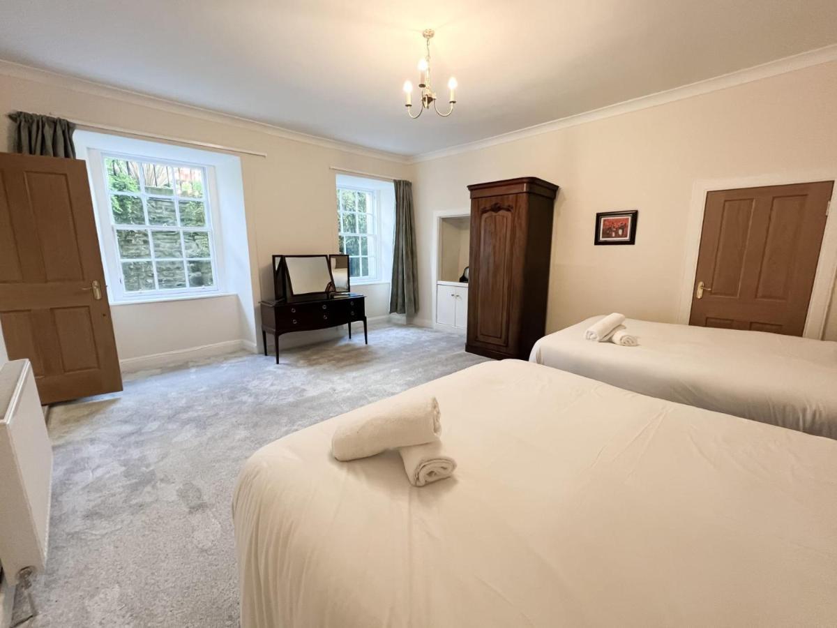 Spacious Flat Sleeps 8 Near Princes Street เอดินบะระ ภายนอก รูปภาพ