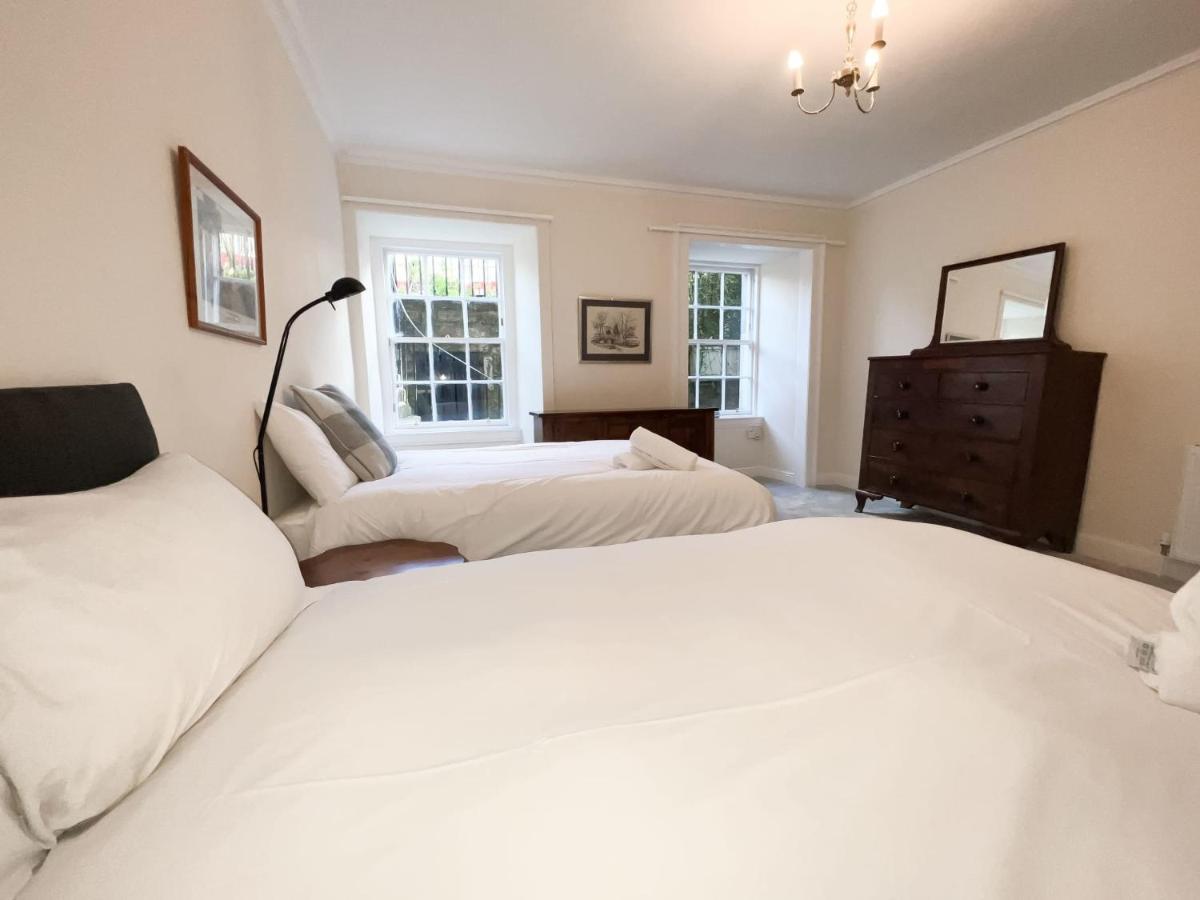 Spacious Flat Sleeps 8 Near Princes Street เอดินบะระ ภายนอก รูปภาพ