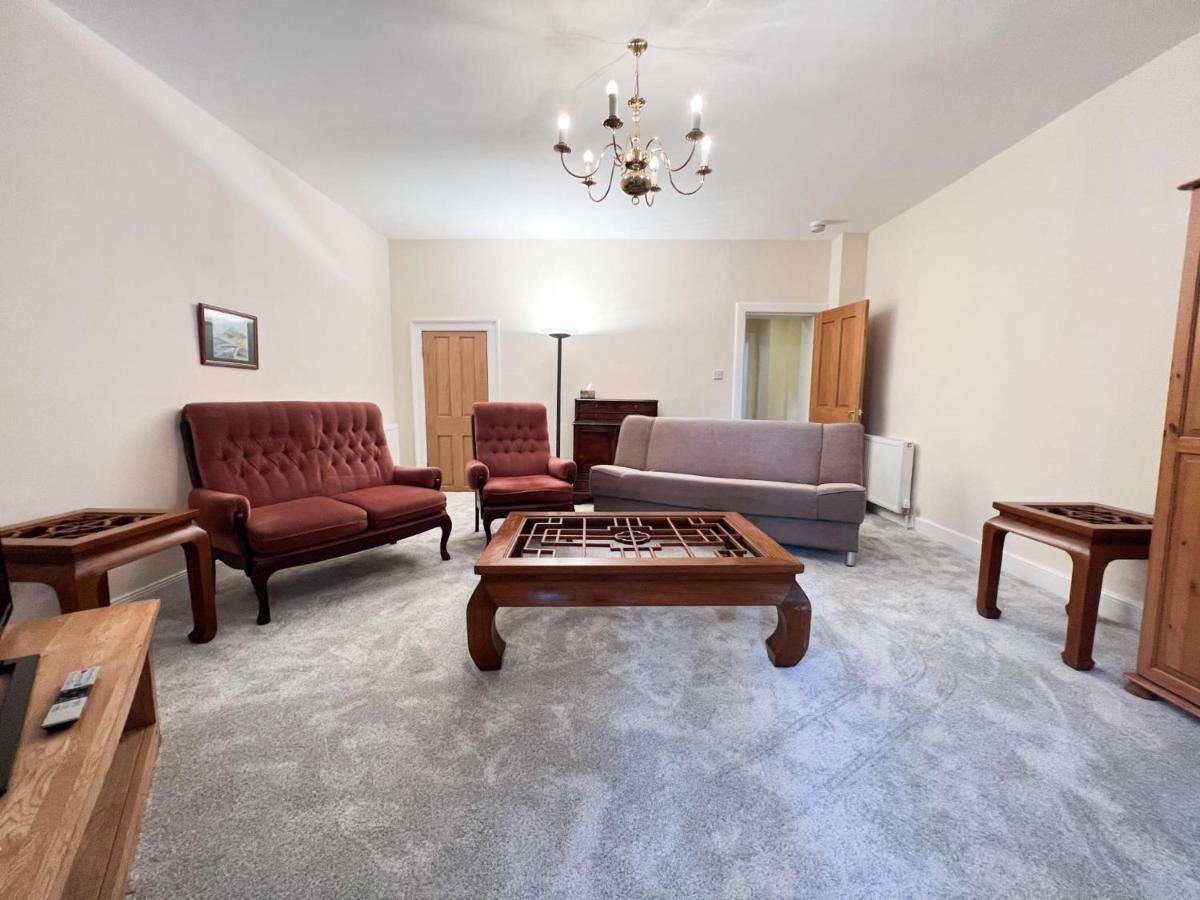Spacious Flat Sleeps 8 Near Princes Street เอดินบะระ ภายนอก รูปภาพ