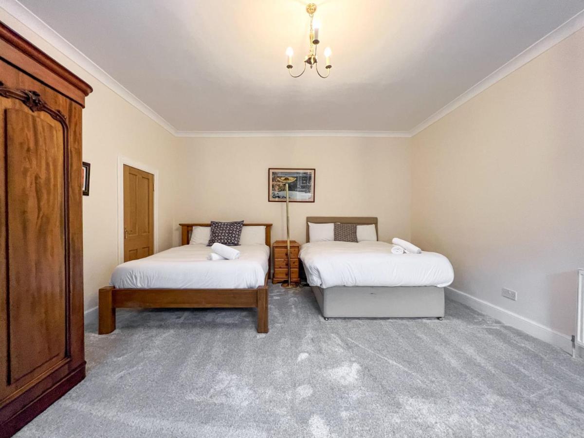 Spacious Flat Sleeps 8 Near Princes Street เอดินบะระ ภายนอก รูปภาพ