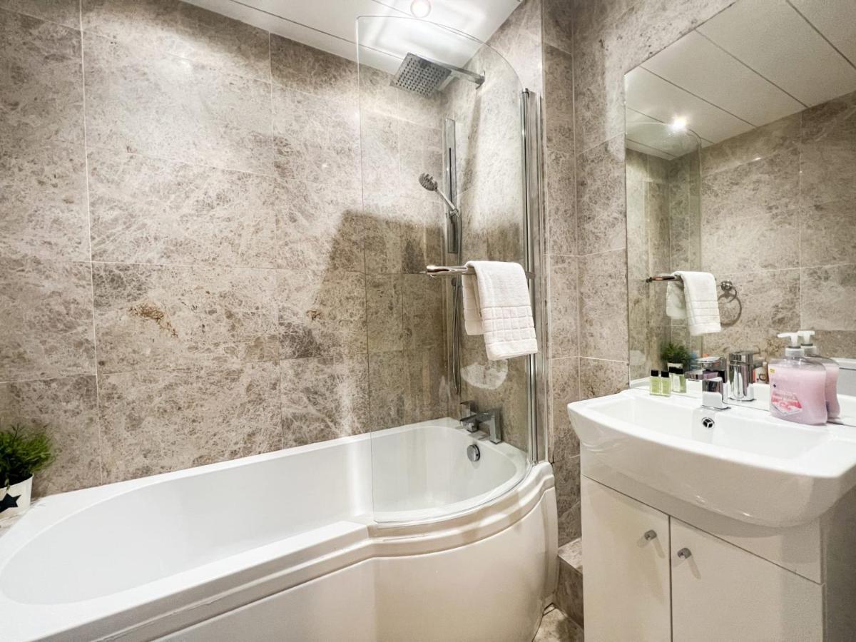 Spacious Flat Sleeps 8 Near Princes Street เอดินบะระ ภายนอก รูปภาพ