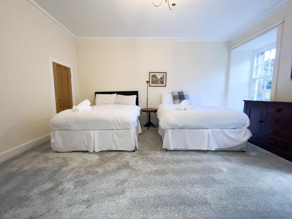 Spacious Flat Sleeps 8 Near Princes Street เอดินบะระ ภายนอก รูปภาพ